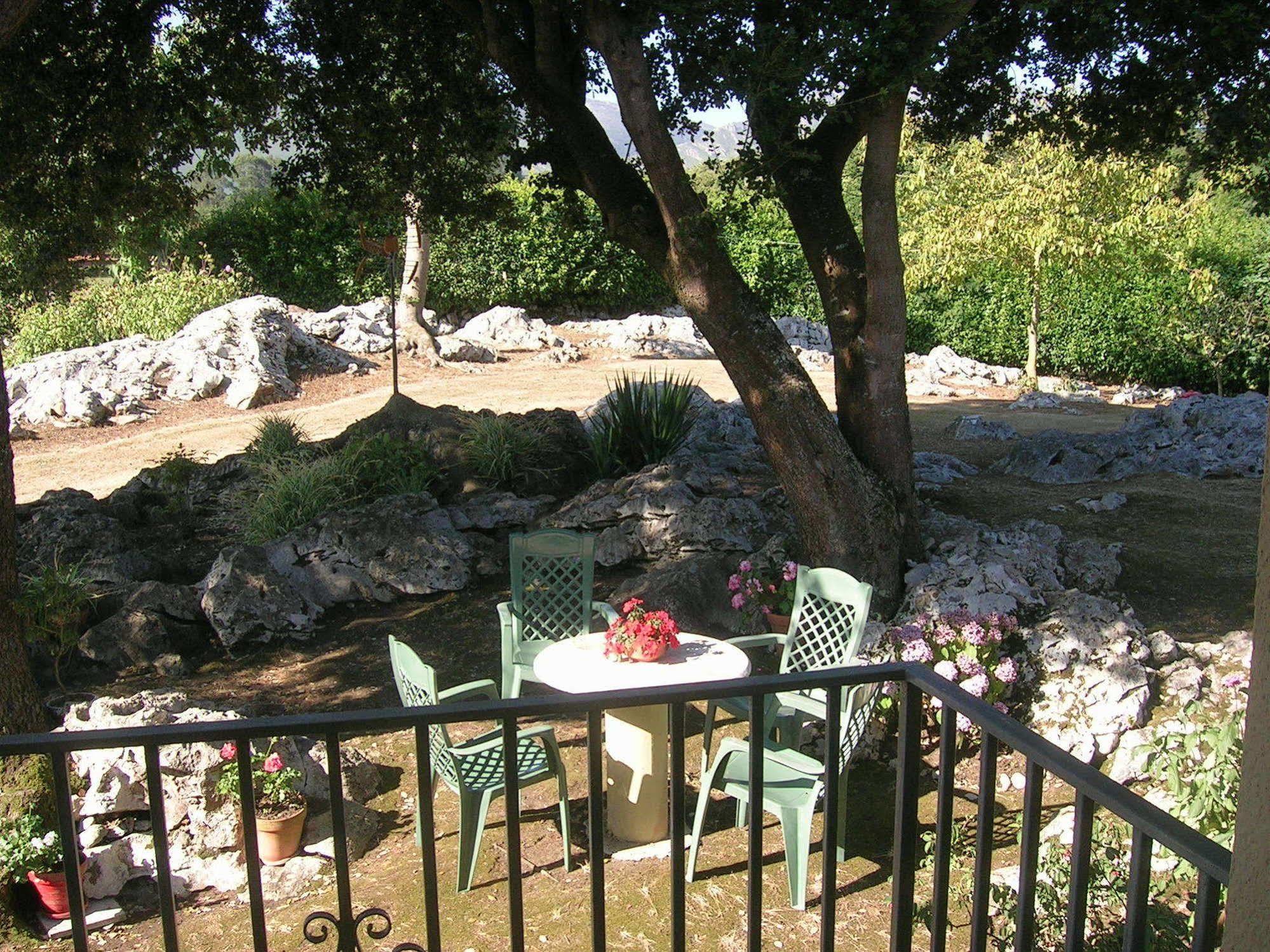 La Encina Celorio Hotel *